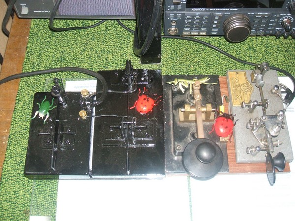Photo 1, VK5BUG's line up of keys, Vibroplex Champion is the last key on the right, click to enlarge picture.