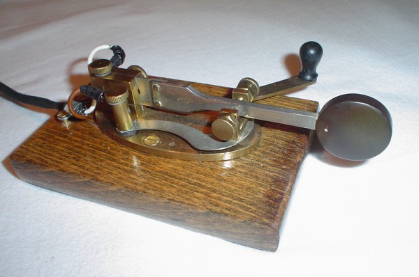 PA3CLQ's Bunnell Double Speed Key on wooden base, click to enlarge picture.